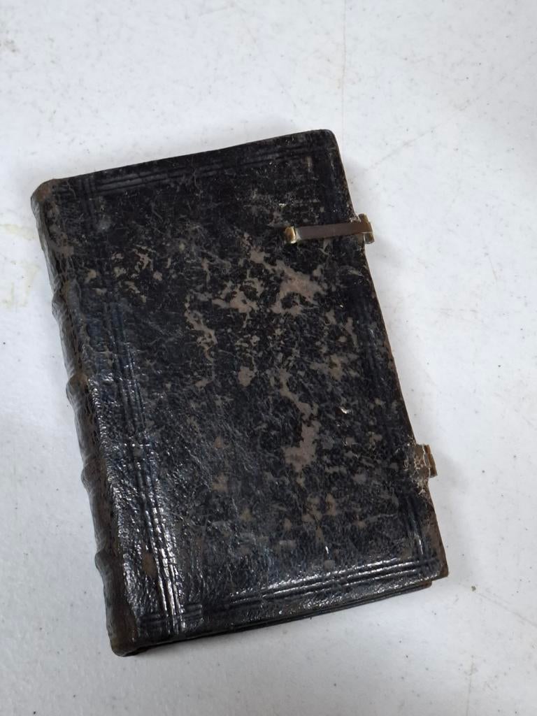 Oud boek met leren kaft en metalen sluiting, Antiek en Kunst, Antiek | Boeken en Bijbels, Ophalen of Verzenden