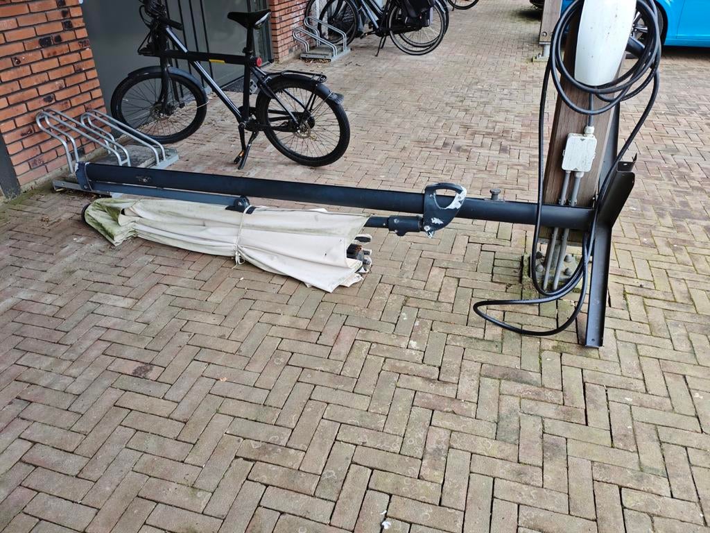 Zweefparasol met beige doek., Tuin en Terras, Parasols, Ophalen of Verzenden