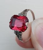 Zilveren ring met roze rode steen, Ophalen of Verzenden