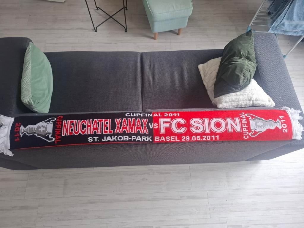 FC Sion vs Neuchâtel Xamax Cupfinal 2011 Sjaal, Ophalen of Verzenden, Zo goed als nieuw, Buitenlandse clubs, Vaantje of Sjaal