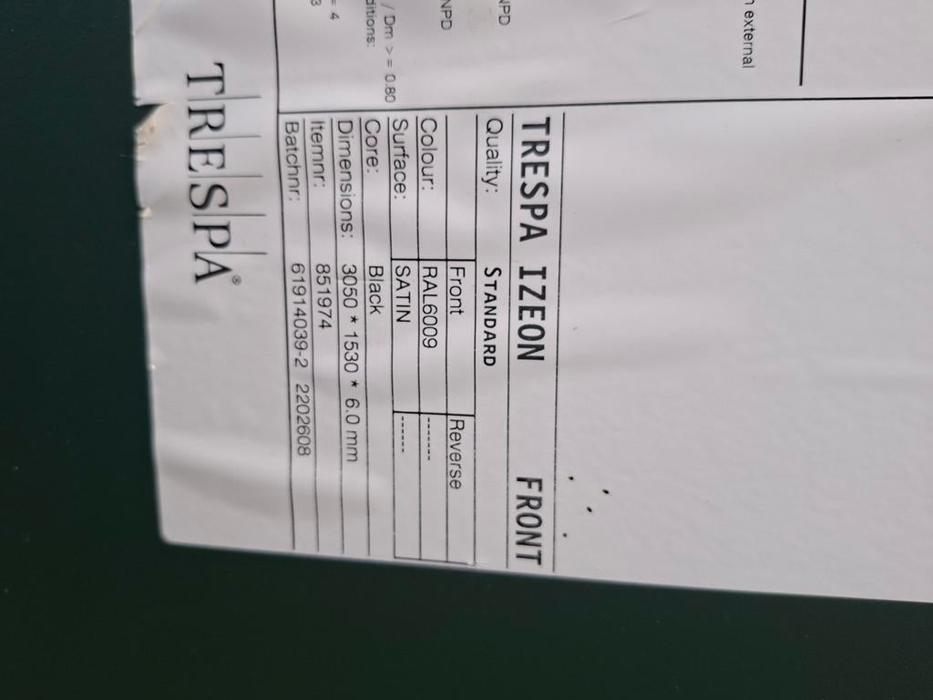 Trespa Izeon HPL plaat RAL6009 3050x1530x6mm + reststuk, Doe-het-zelf en Verbouw, Platen en Panelen, Ophalen, Zo goed als nieuw