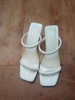 Slippers met hak maat 35 merk pull&bear, Ophalen of Verzenden, Gedragen, Wit, Schoenen
