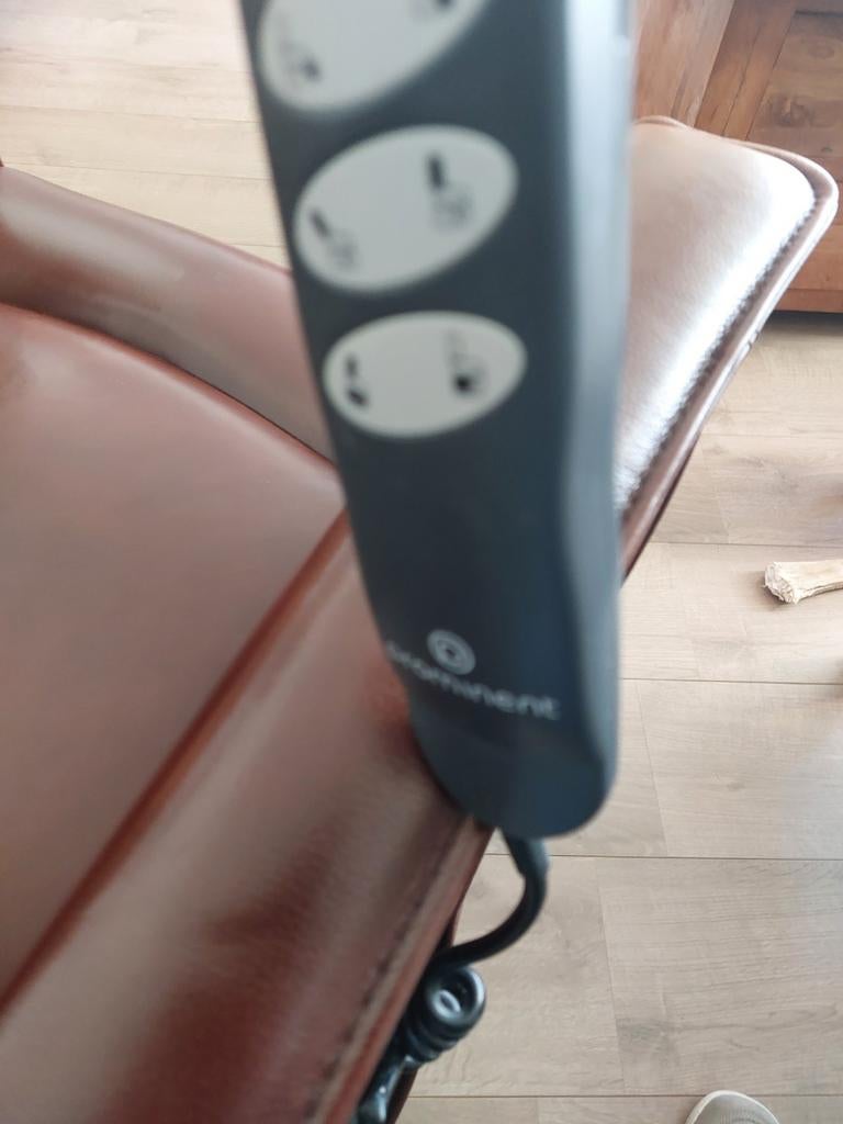 Nieuwe sta-op stoel, bruin leer, ideaal voor aderen, Modern, Comfort, Nieuw, Ophalen of Verzenden, 75 tot 100 cm