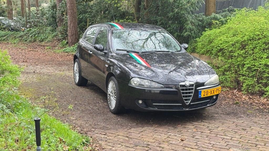 Alfa Romeo 147 1.6 T.spark 16V 77KW 5DR 2007 Zwart Sportivia, Auto's, Voorwielaandrijving, Beige, 4 cilinders, 400 kg