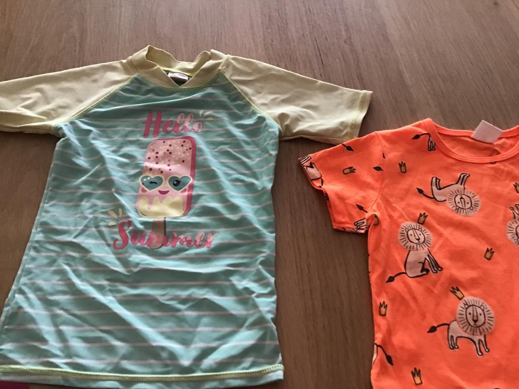 2 Kinder shirts: UV-zwemshirt (maat 116) en T-shirt (maat 92, Kinderen en Baby's, Kinderkleding | Kinder-zwemkleding, Gebruikt