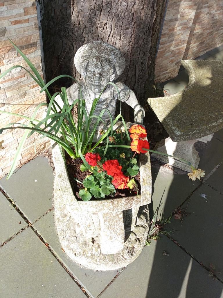 Zware plantenbak met beeldje, Ophalen