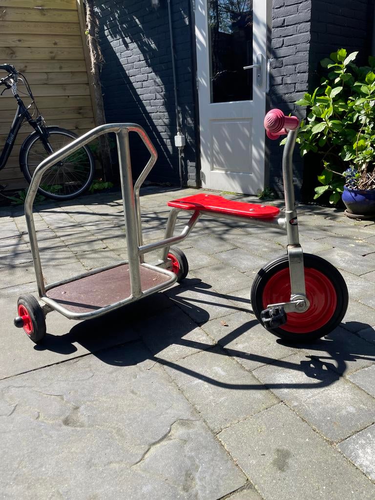 Okido driewieler rood met strijdwagen, Ophalen of Verzenden, Gebruikt, Velgrem