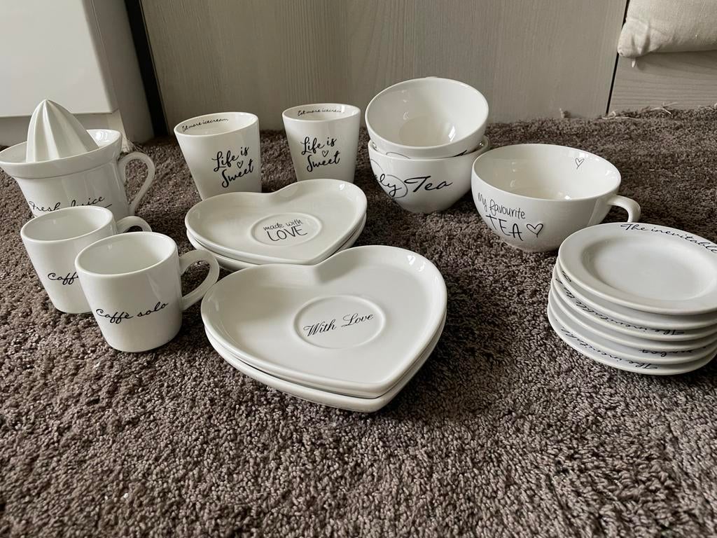 Riviera maison Wit servies met  teksten - diverse onderdelen, Huis en Inrichting, Ophalen, Keramiek, Zo goed als nieuw, Overige stijlen