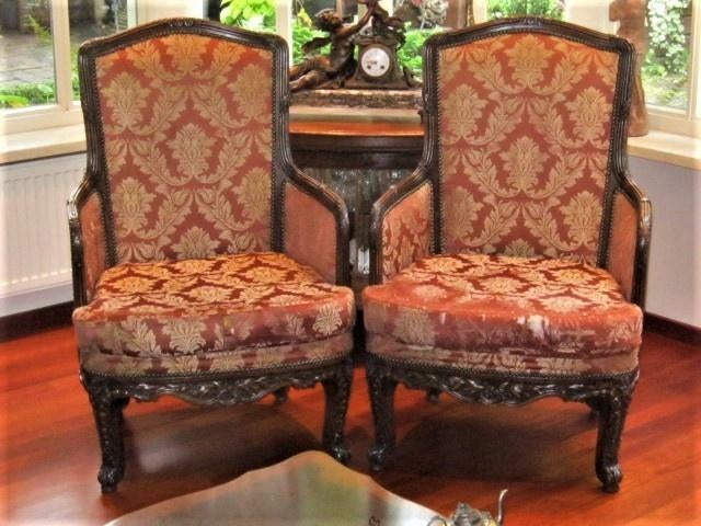 Twee antieke fauteuils, Ophalen