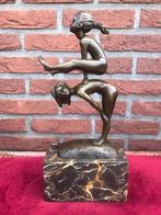 leuk en speels bronzen beeld, HAASJE OVER, Ophalen of Verzenden, Brons