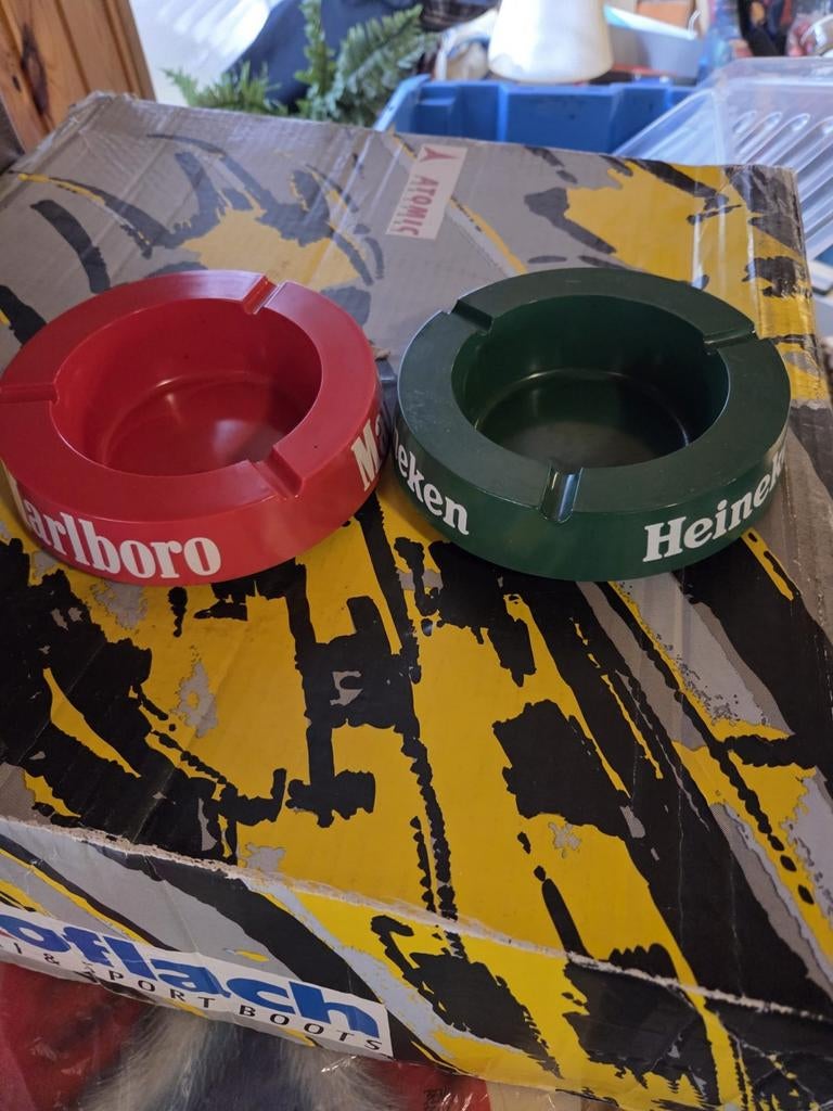 2 plastic asbakken marlboro en heineken, Ophalen