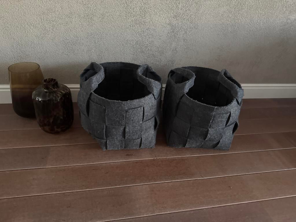 2 Grote Grijze Gevlochten Vilten Opbergmanden, Huis en Inrichting, Woonaccessoires | Schalen en Manden, Ophalen, Overige materialen