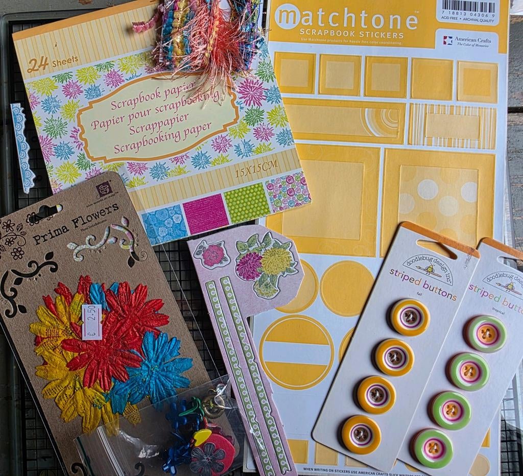 🌈 Scrapbook pakket: papier, bloemen, knopen, stickers, Hobby en Vrije tijd, Scrapbooking, Ophalen of Verzenden, Nieuw, Papier of Karton