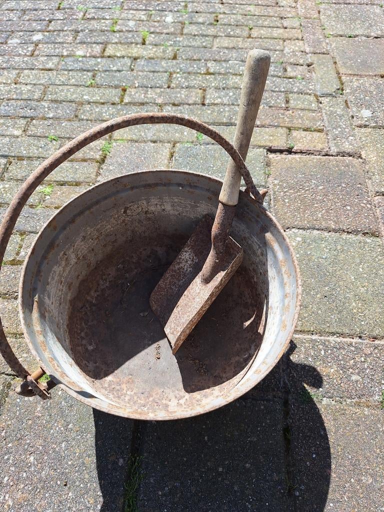 Vintage kolenemmer met schep - Decoratief en functioneel, Ophalen