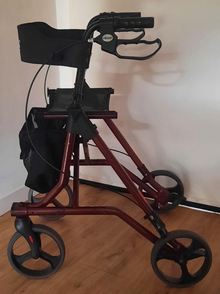 Rollator Drive + Rugsteun + Tas ( 7 kg 1 ) z.g.a.n., Ophalen, Opvouwbaar, Zo goed als nieuw