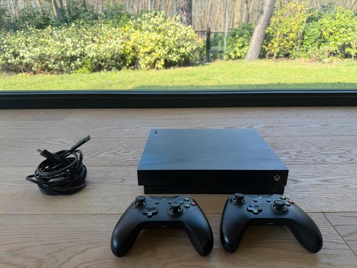 Xbox One X met 2 controllers + 35 games op hd, Spelcomputers en Games, Spelcomputers | Xbox One, Zo goed als nieuw, Xbox One X