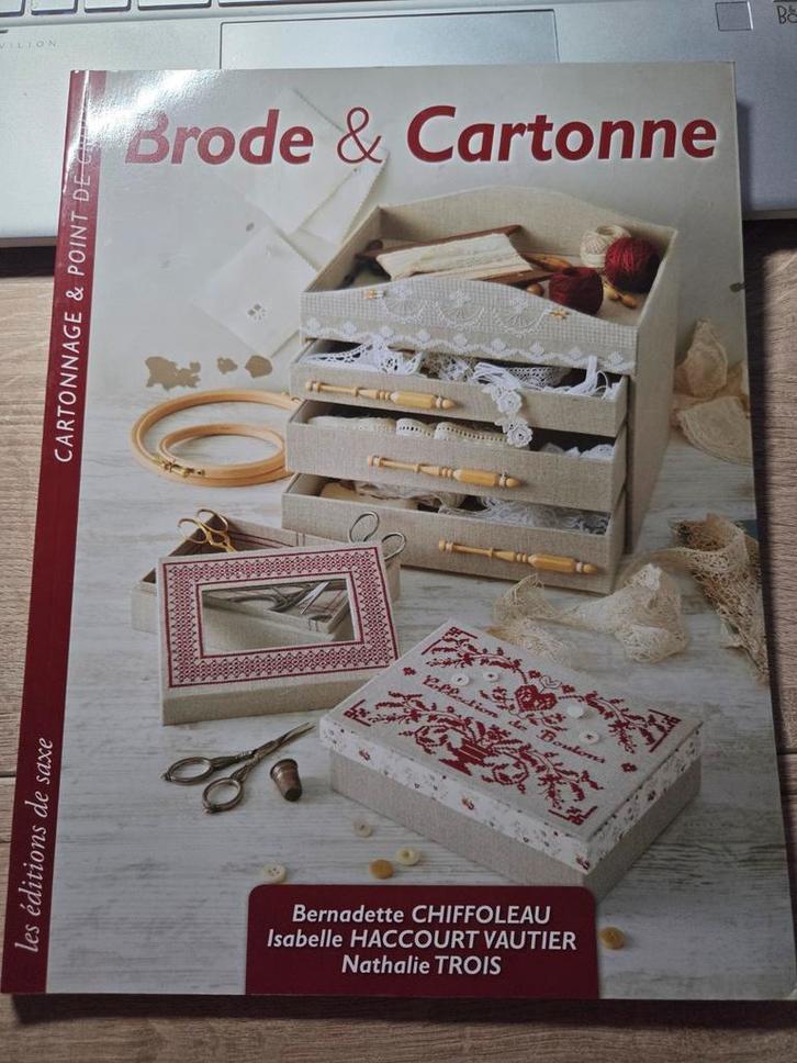 boek Marie Suarez brode & Cartonne, Hobby en Vrije tijd, Borduren en Borduurmachines, Nieuw, Patroon, Ophalen of Verzenden