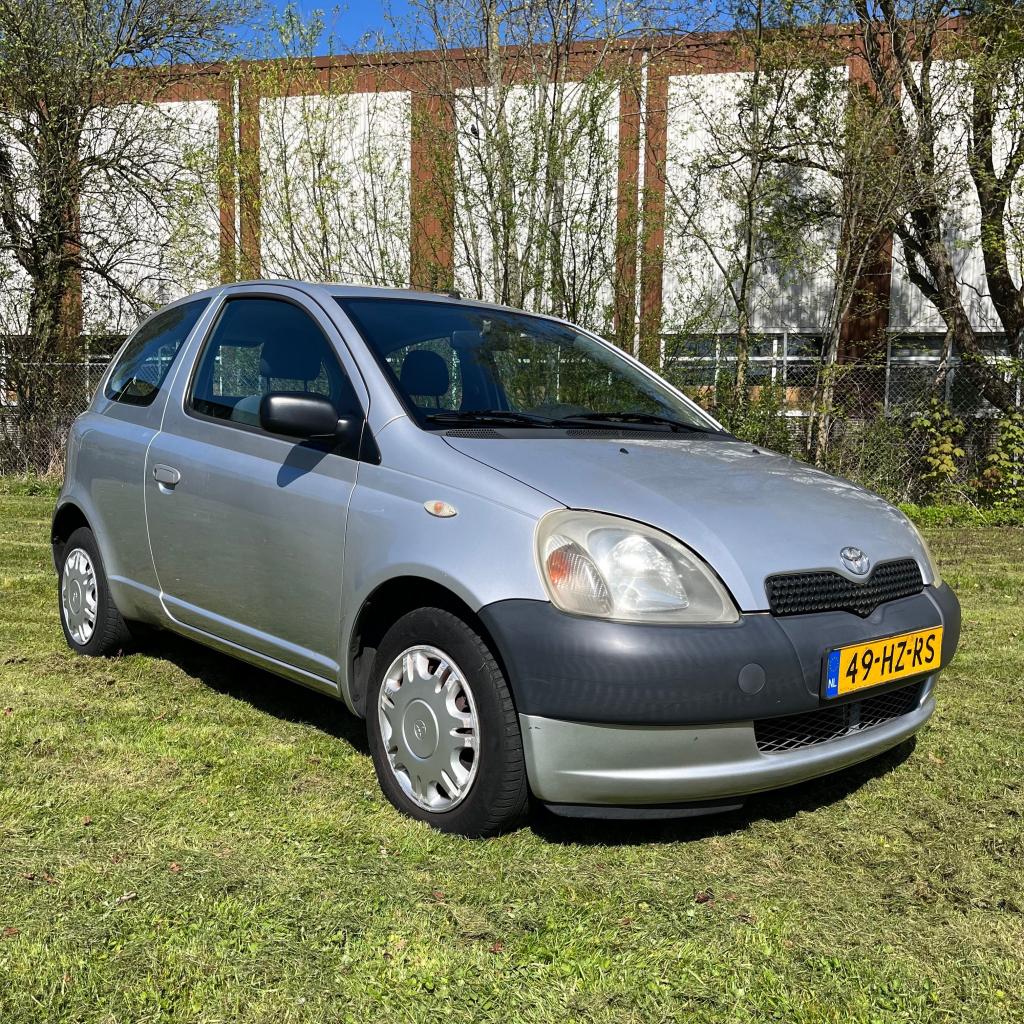 ✅ Toyota Yaris 1.0 Zilver 2002 Benzine, Voorwielaandrijving, Stof, 4 cilinders, 400 kg