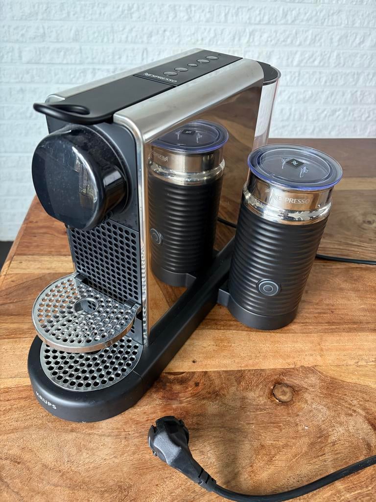 Nespresso Krups koffiemachine met melkopschuimer, Koffiemachine, Ophalen of Verzenden, Zo goed als nieuw, 1 kopje