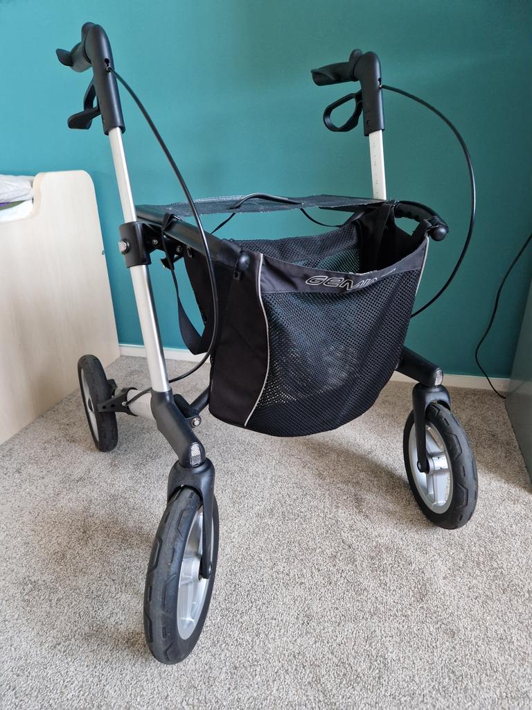 Rollator Gemino 30 Comfort zilvergrijs met zwart, Ophalen, Lichtgewicht, Zo goed als nieuw