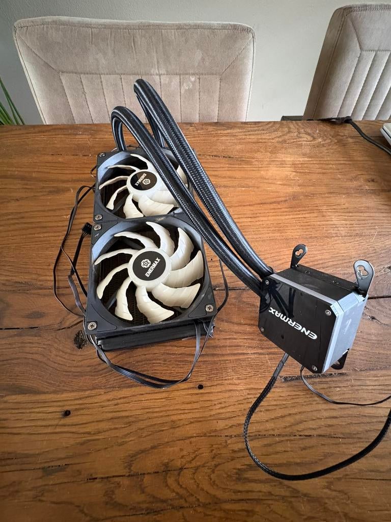 Stille ENERMAX CPU Liquid Cooler RGB 240mm, Computers en Software, Computerkoelers, Ophalen of Verzenden, Zo goed als nieuw, Waterkoeling