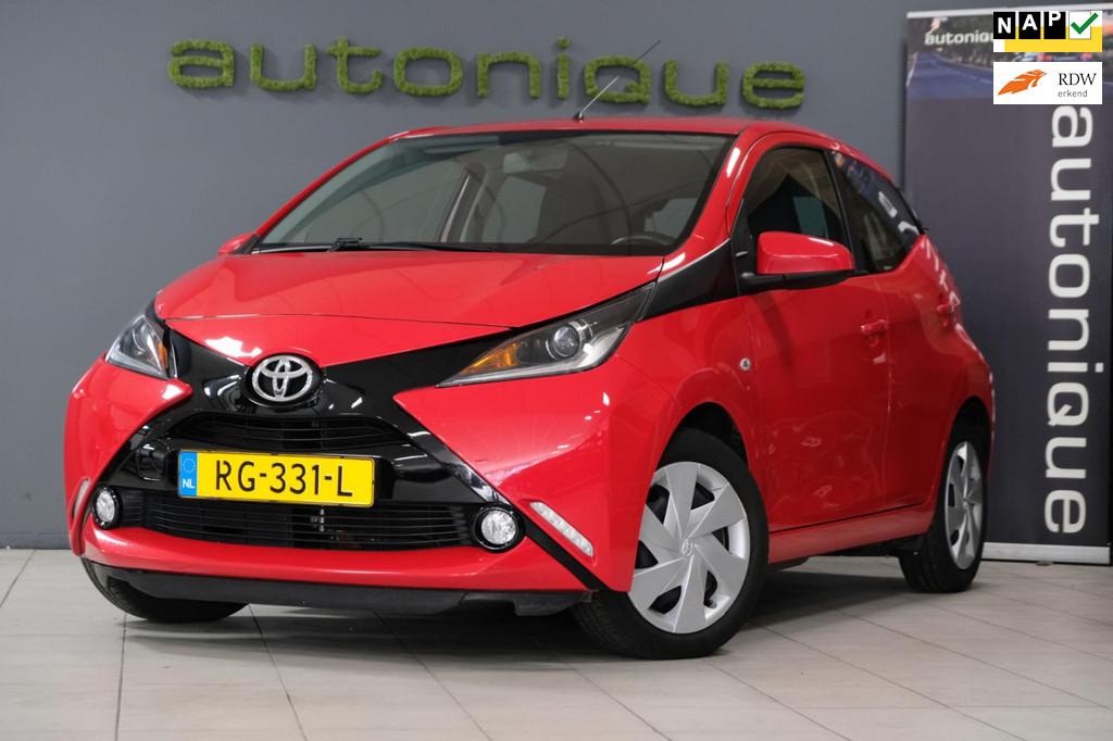 Toyota Aygo 1.0 VVT-i x-play airco/cruise/Bluetooth/camera, Voorwielaandrijving, Stof, Gebruikt, 4 stoelen