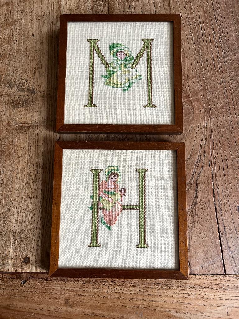 Vintage , 2 geborduurde letterschilderijtjes, Gebruikt, Textiel, Klassiek, Ophalen of Verzenden