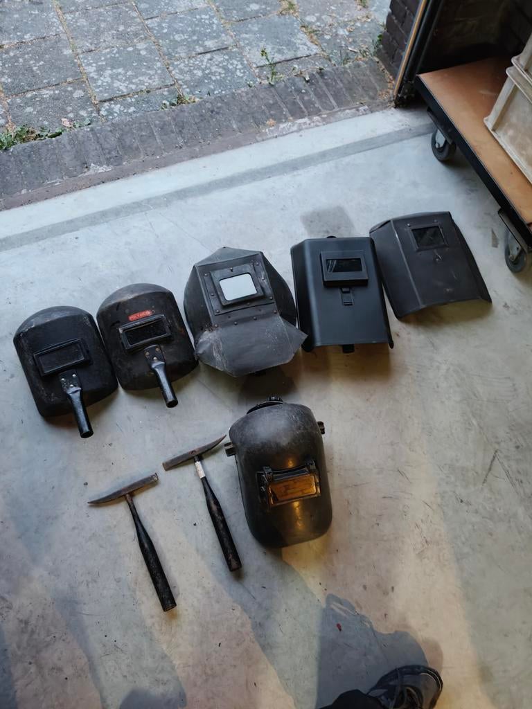 Lashelmen, kappen en bikhamers, Ophalen