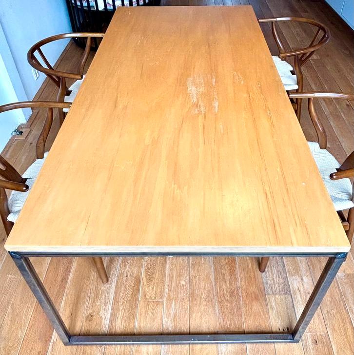 Eikenhoutel tafel met stalen frame + 4 wishbone stoelen, Huis en Inrichting, Tafels | Eettafels, Zo goed als nieuw, 50 tot 100 cm