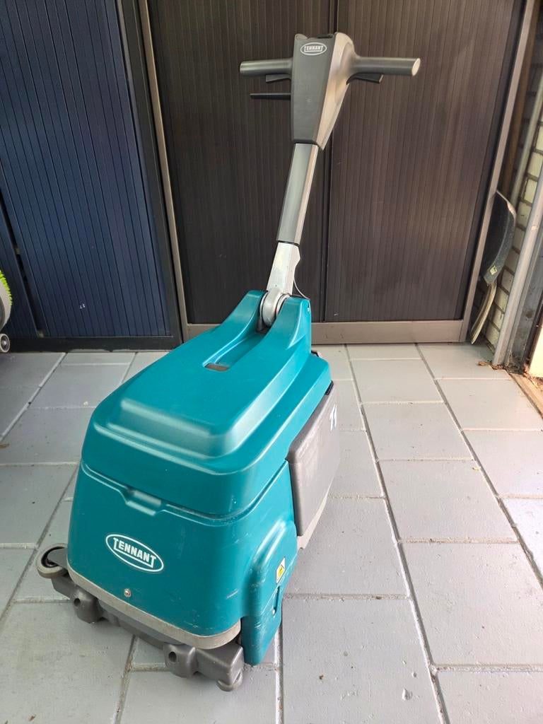 Tennant T1 schrobzuigmachine met nieuwe accu, Doe-het-zelf en Verbouw, Reinigingsmachines, Ophalen, Zo goed als nieuw, Schrobmachine
