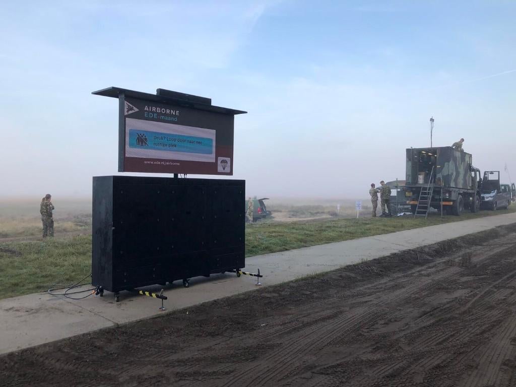 84 inch Ledbox buiten en binnen gebruik in spec lift unit, Ophalen, Gebruikt, Mobiscreen, Info@mobiscreen.tv