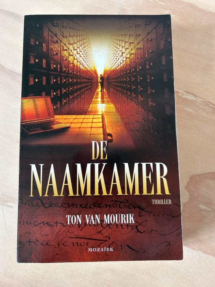 De Naamkamer - Ton van Mourik, Boeken, Thrillers, Zo goed als nieuw, Nederland, Ophalen of Verzenden
