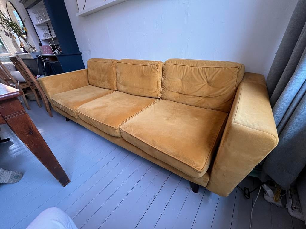 Bank oker geel - Leen Bakker - driezits - retro - velvet, Huis en Inrichting, Banken | Bankstellen, Ophalen, Gebruikt, Driepersoons