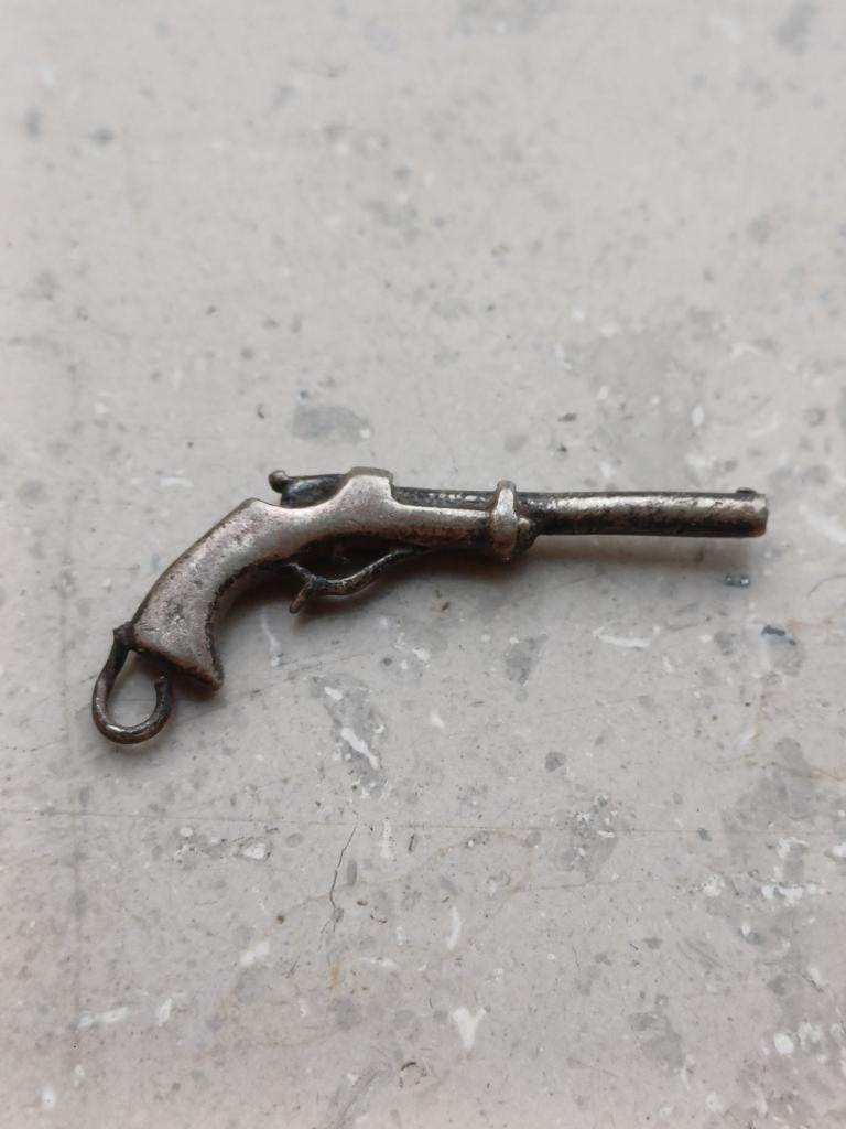 TE KOOP ANTIEK ZILVER PISTOOL HANGERTJE, Ophalen of Verzenden, Zilver