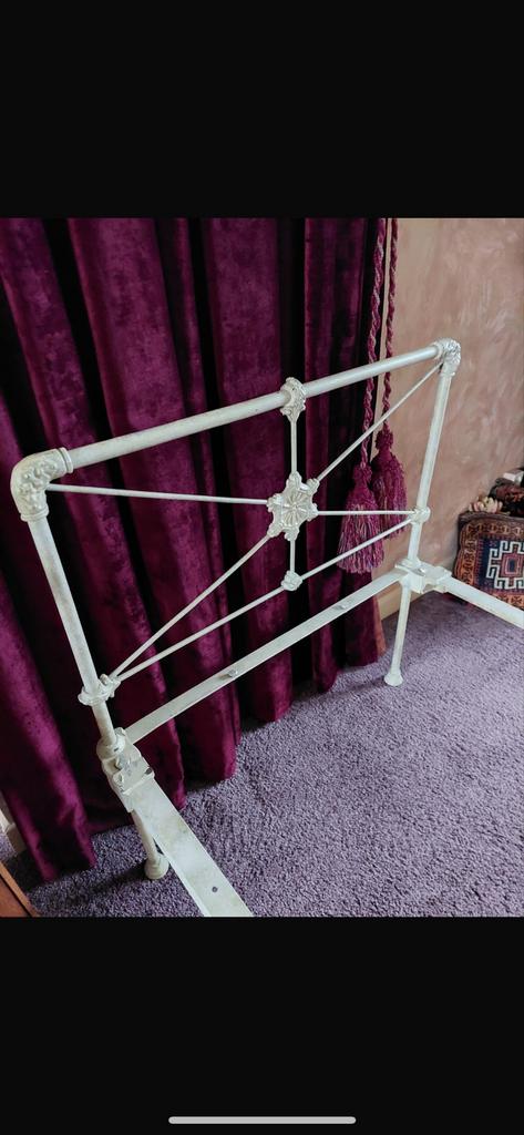 Mooi Frans bed - 200x80cm - Stevig en Sfeervol, Antiek en Kunst, Antiek | Meubels | Bedden, Ophalen of Verzenden