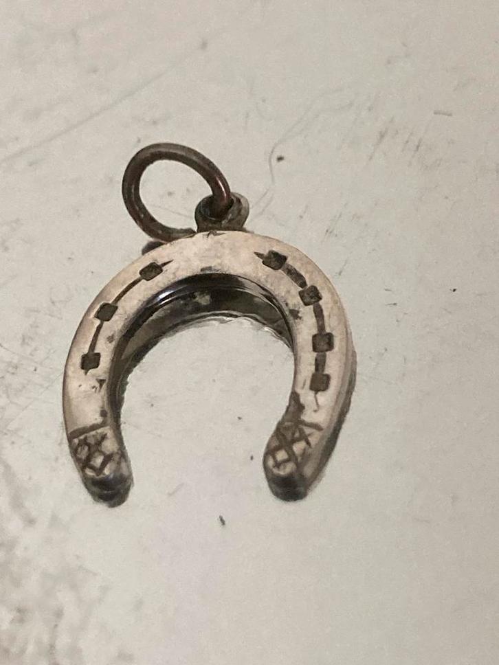 Antieke Zilveren Hoefijzer Bedel - Geluksbrenger, Sieraden, Tassen en Uiterlijk, Bedels, Gebruikt, Overige merken, Zilver, 1 bedel