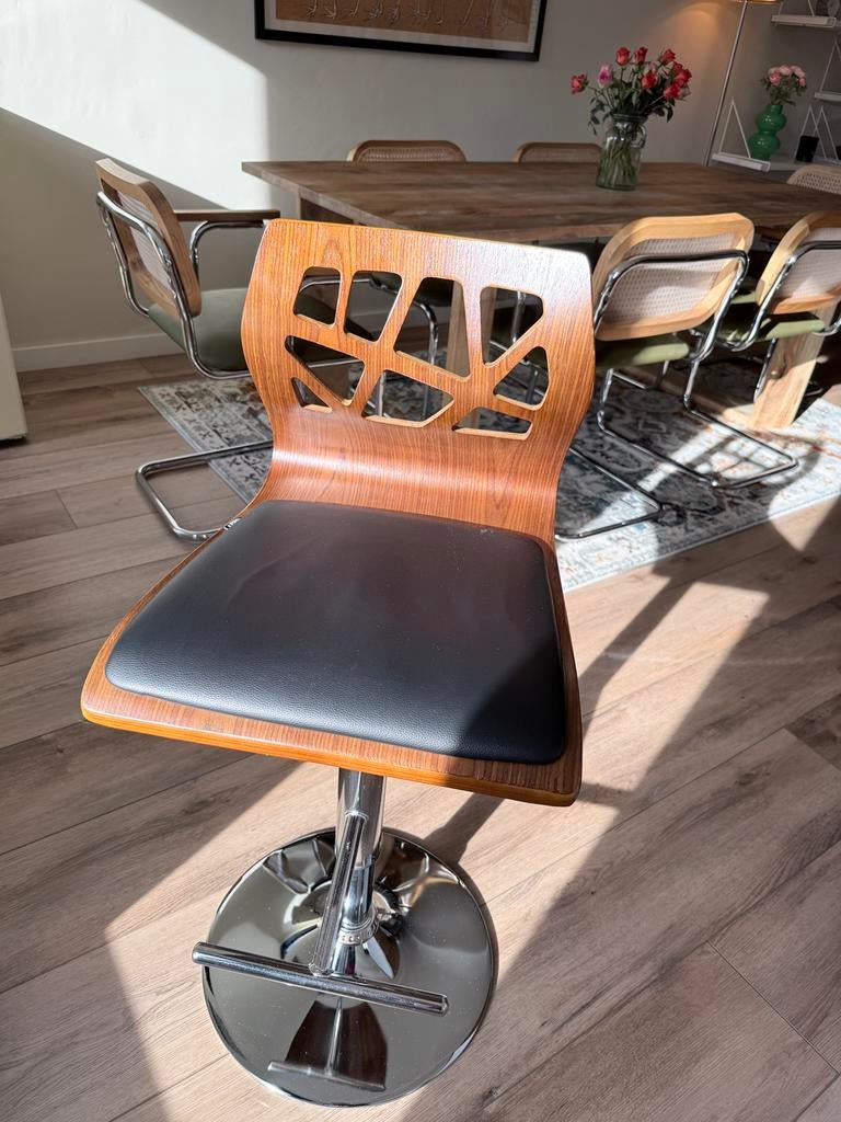 Barstoelen set van 2 “Beliani” met kunstleer, Huis en Inrichting, Ophalen, Draaibaar, Hout, 60 tot 90 cm