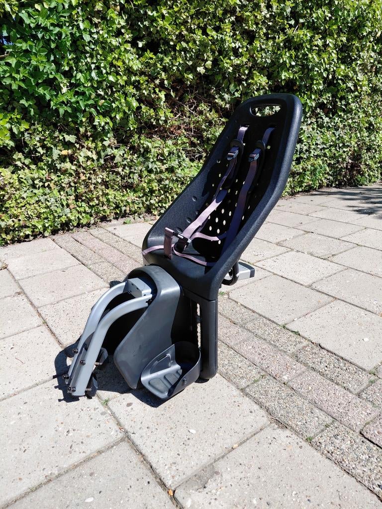 Thule Yepp Maxi Achterzitje - Zwart, Fietsen en Brommers, Fietsaccessoires | Fietsstoeltjes, Ophalen of Verzenden, Gebruikt, Voetsteuntjes