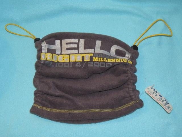 Nieuwe muts of halswarmer grijs fleece Hello Millennium, Ophalen of Verzenden, Nieuw, Overige maten, Sjaal