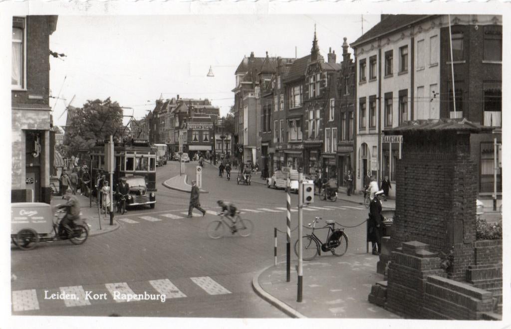 Leiden, Kort Rapenburg met Blauwe Tram. 4887, Verzamelen, Ansichtkaarten | Nederland, Verzenden, 1940 tot 1960, Gelopen, Zuid-Holland