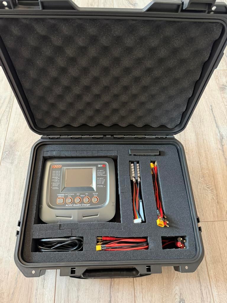 Nieuw: SkyRC Q200 Quattro LiPo acculader 1S-6S  incl. koffer, Ophalen of Verzenden, Nieuw, Overige typen