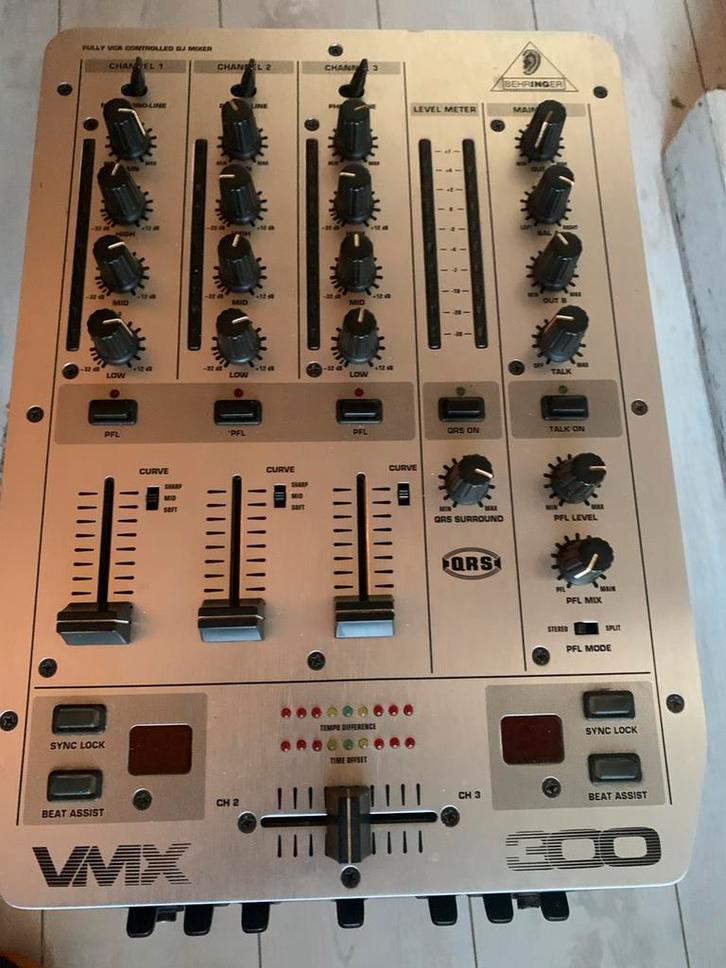 Behringer VMX 300 promixer, Muziek en Instrumenten, Mengpanelen, Zo goed als nieuw, Microfooningang, Ophalen of Verzenden