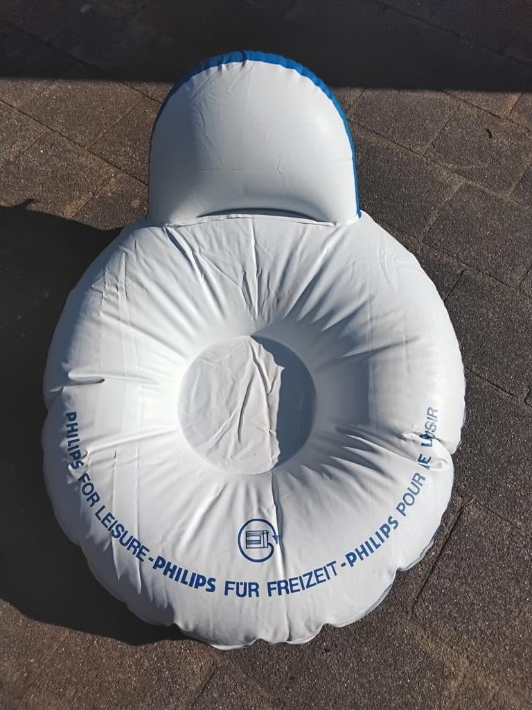 Opblaasbaar zitkussen of voor in het zwembad 2 stuks, Ophalen, Zo goed als nieuw