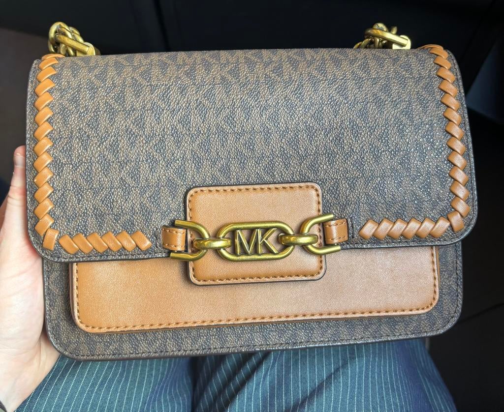 Michael kors Hally - schoudertas, Sieraden, Tassen en Uiterlijk, Portemonnees, Overige merken, Bruin, Nieuw, Ophalen of Verzenden
