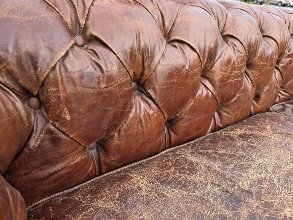 Ruime industriële Chesterfield vintage bank + BEZORGING, Gebruikt, Chesterfield, Industrieel, Vintage, Onbekend, Ophalen of Verzenden
