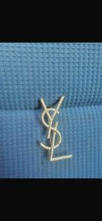 YSL Vintage Logo Broche – Goudkleurig & Tijdloos Elegant, Overige materialen, 4 tot 7 cm, Gebruikt, Ophalen of Verzenden