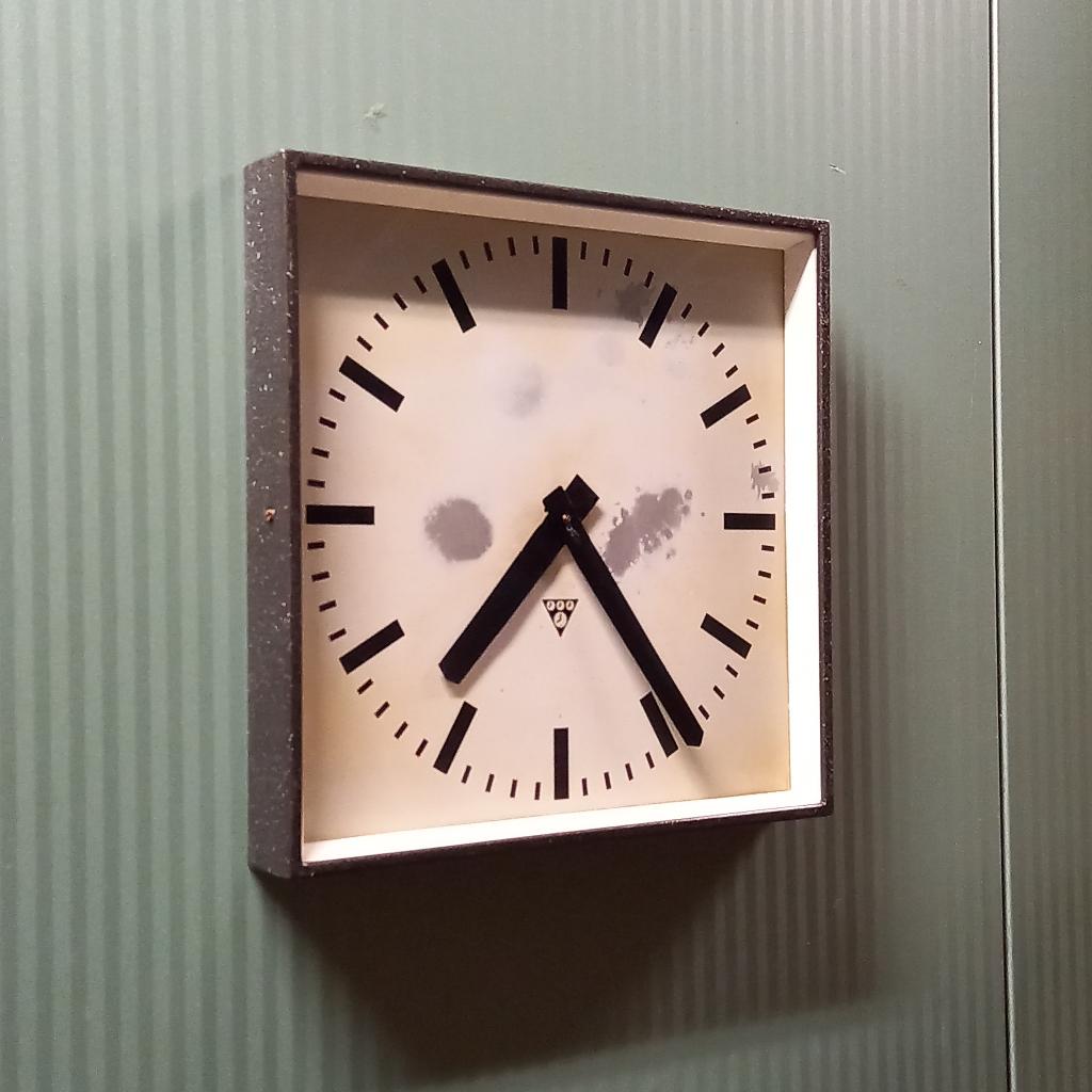 Vintage industriële Pragotron fabrieksklok 41x41 cm, Ophalen of Verzenden, Gebruikt, Analoog, Wandklok