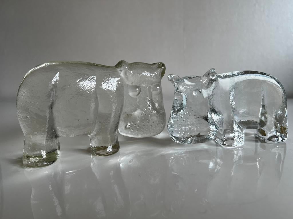 2 Kosta Boda Hippo Nijlpaard Mamma Baby Zoo Serie Vallien, Antiek en Kunst, Ophalen of Verzenden