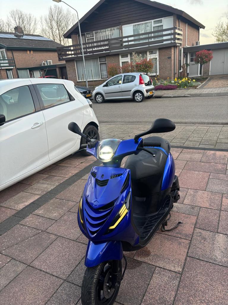 nette piaggio zip 4t, Fietsen en Brommers, Scooters | Piaggio, Zo goed als nieuw, Zip, Benzine, Ophalen