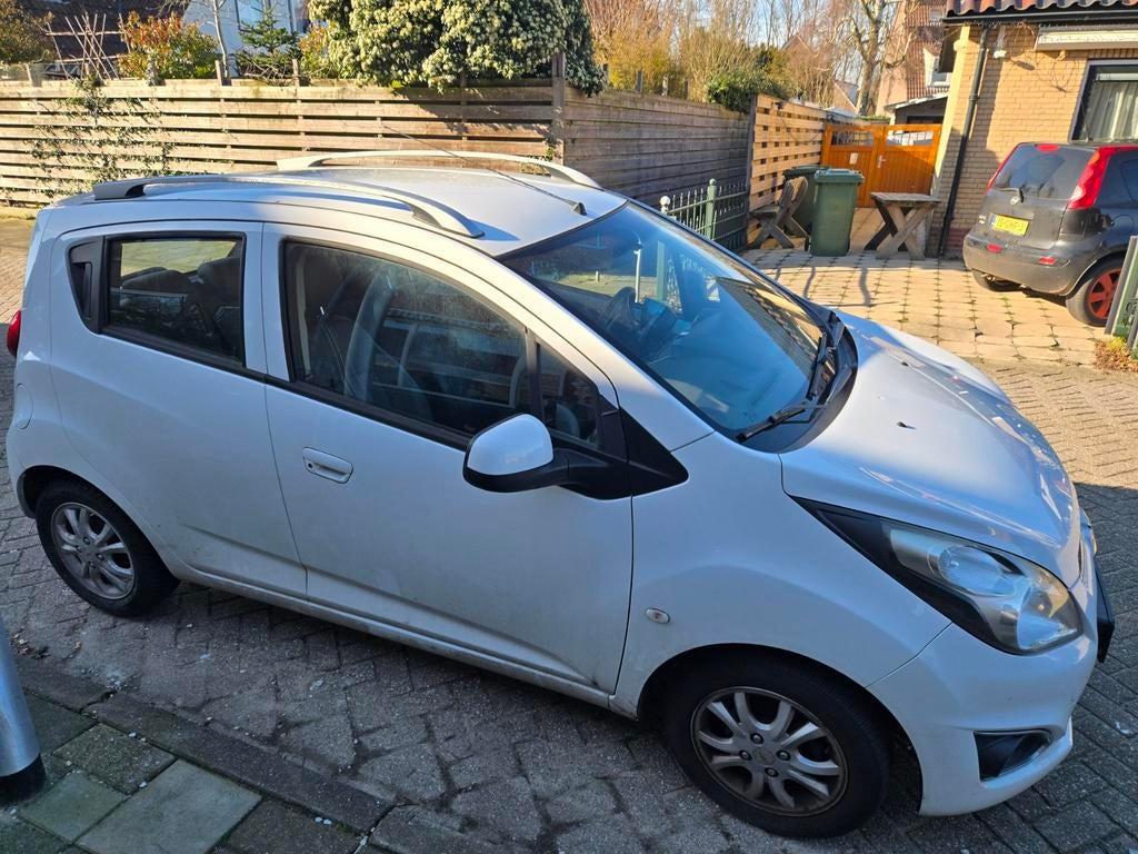Chevrolet Spark 1.0 Bifuel 2013 wit, Auto's, Voorwielaandrijving, 839 kg, 4 cilinders, 68 pk